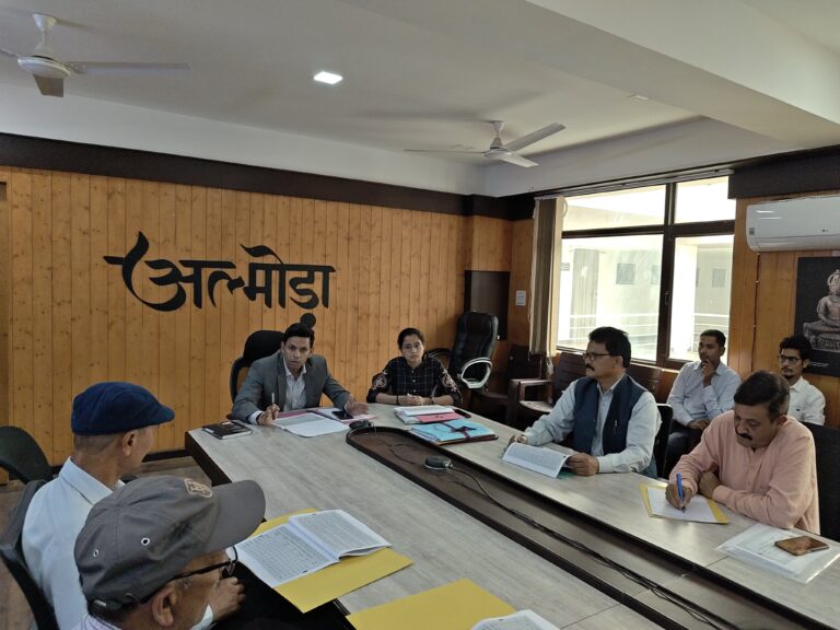 मतदाता सूची के पुनरीक्षण के लिए जिलाधिकारी ने राजनीतिक दलों के साथ की समीक्षा बैठक
