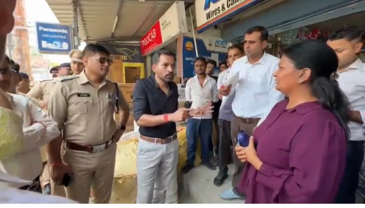 देहरादून: अंडरग्राउंड केबलिंग कार्य में लापरवाही पर जिलाधिकारी सख्त, अधीक्षण अभियंता का वेतन रोका