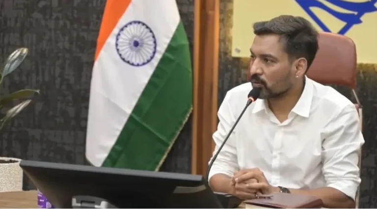 देहरादून: विकास कार्यों में तेजी लाने के निर्देश, धीमी प्रगति पर जिलाधिकारी की चेतावनी