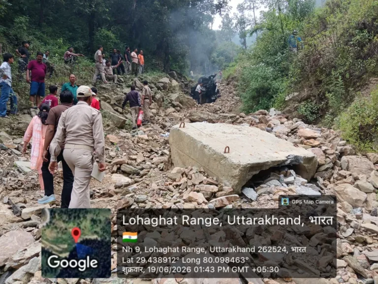 चंपावत में निजी वाहन खाई में गिरा, दो की मृत्यु, तीन घायल