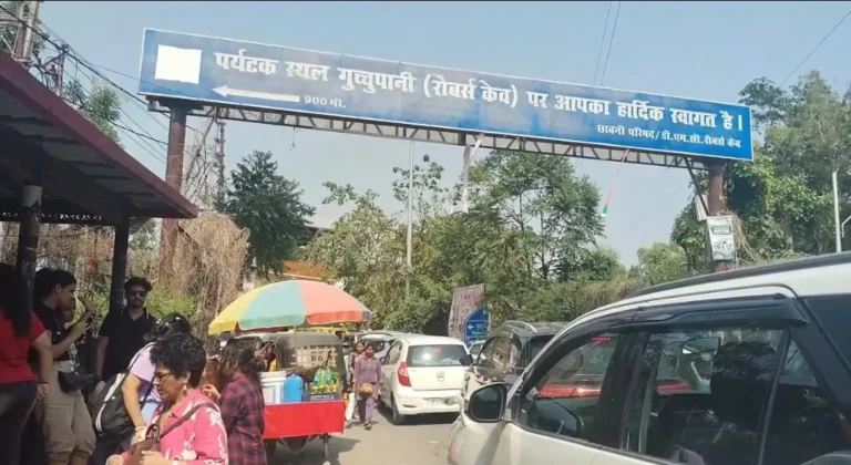 देहरादून के गुचुपानी में उमड़ी पर्यटकों की भीड़, प्राकृतिक गुफाओं और ठंडे पानी का ले रहे आनंद