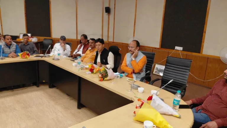 अल्मोड़ा में योजनाओं की समीक्षा बैठक, युवाओं के विकास और रोजगार के अवसरों पर दिया गया जोर