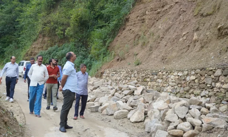 चंपावत जिलाधिकारी ने धामीसौन नदी से हो रहे भू-कटाव का किया स्थलीय निरीक्षण, प्रभावित किसानों को हरसंभव सहायता का भरोसा