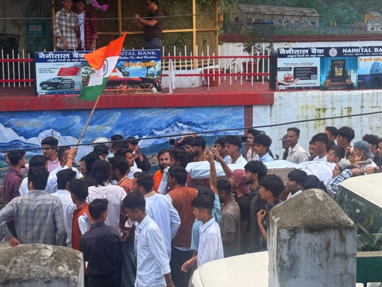 अल्मोड़ा में कांग्रेस और युवा कांग्रेस का प्रदर्शन, दिल्ली घटना के विरोध में निकाला जुलूस