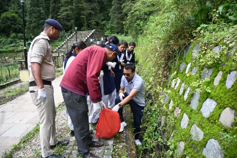 नैनीताल में सुखाताल झील की स्वच्छता और वृक्षारोपण अभियान का आयोजन