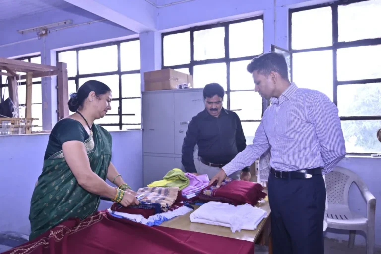 जिलाधिकारी ने अल्मोड़ा हैंडलूम स्वयं सहायता समूह का किया निरीक्षण, महिला बुनकरों को विपणन में सहयोग का आश्वासन