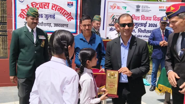 पिथौरागढ़ में कारगिल विजय दिवस पर अमर शहीदों को दी गई श्रद्धांजलि, वीर परिवारों का सम्मान