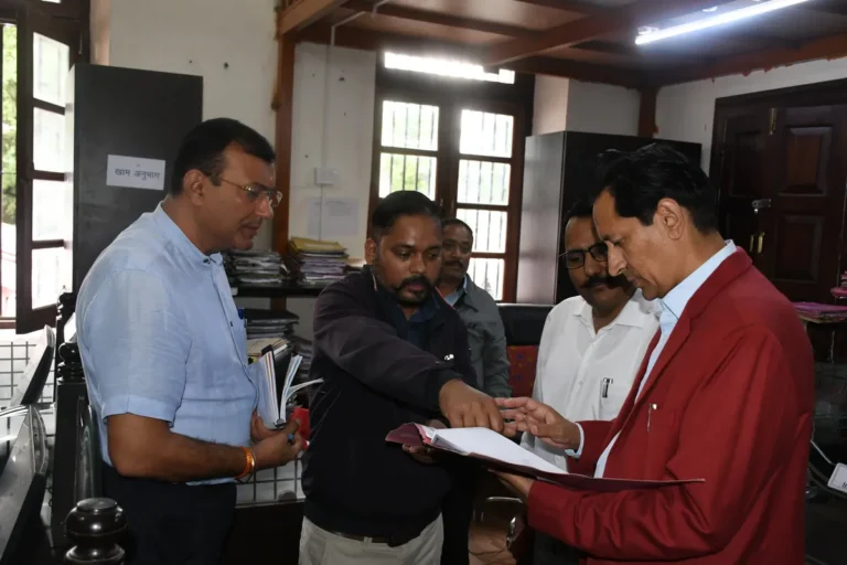 कुमाऊं आयुक्त ने नैनीताल जिलाधिकारी कार्यालय का किया वार्षिक निरीक्षण, लंबित वादों के शीघ्र निस्तारण के दिए निर्देश