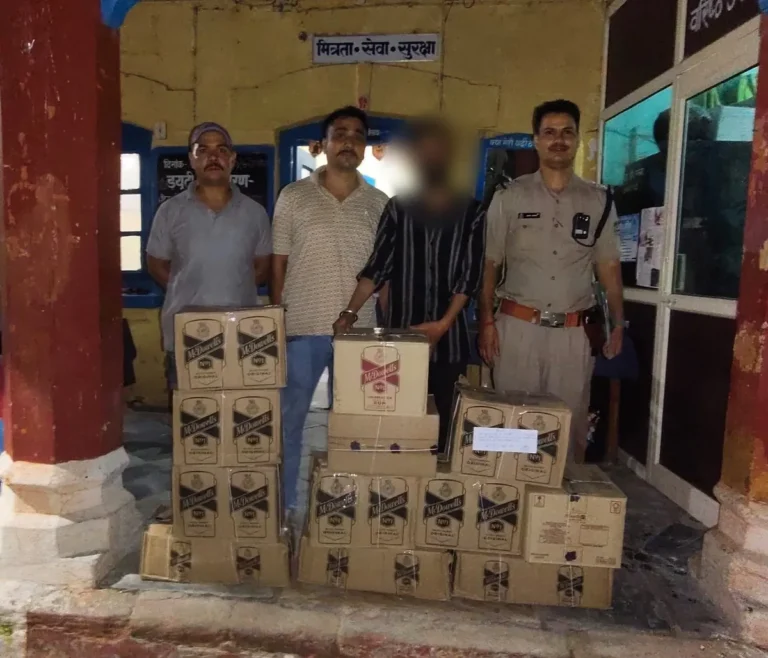 अल्मोड़ा पुलिस की बड़ी कार्रवाई: अंधेरे का फायदा उठाने की कोशिश नाकाम, भारी मात्रा में अवैध शराब के साथ तस्कर गिरफ्तार