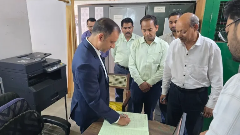 पिथौरागढ़: लोक निर्माण विभाग के औचक निरीक्षण में जिलाधिकारी ने जताई नाराजगी, कहा – 'अनुशासन और कार्यसंस्कृति से समझौता नहीं'