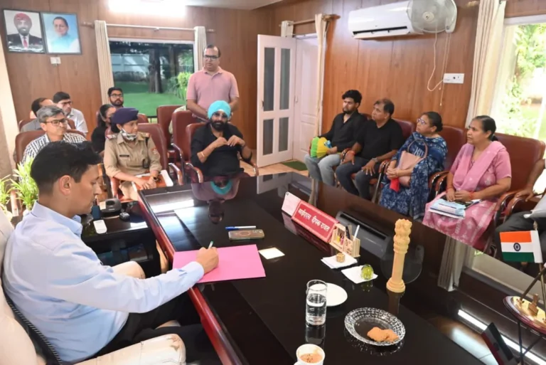आयुक्त दीपक रावत ने जनसुनवाई में विभिन्न समस्याओं का किया मौके पर समाधान, 9.5 लाख की धनराशि दिलाई वापस