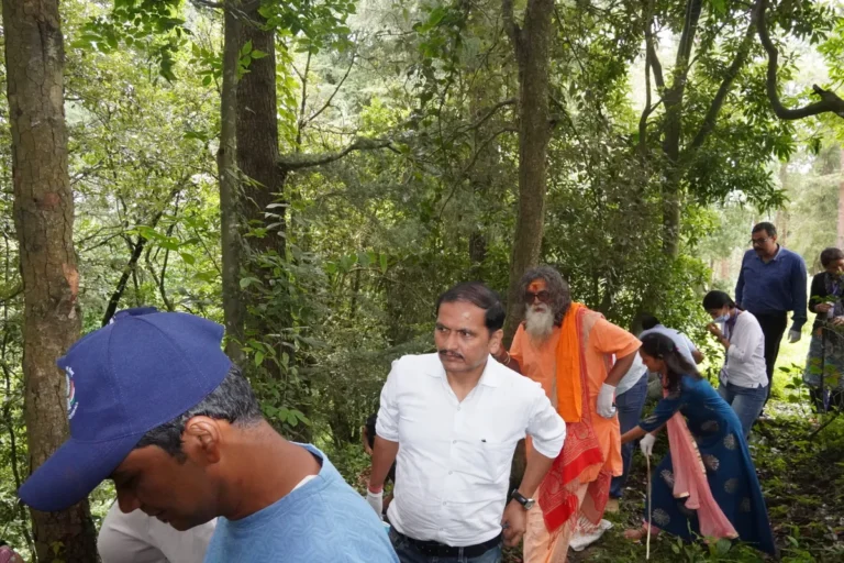 चंपावत: मानेश्वर मंदिर परिसर में स्वच्छता अभियान, 1.5 टन प्लास्टिक कचरा एकत्र