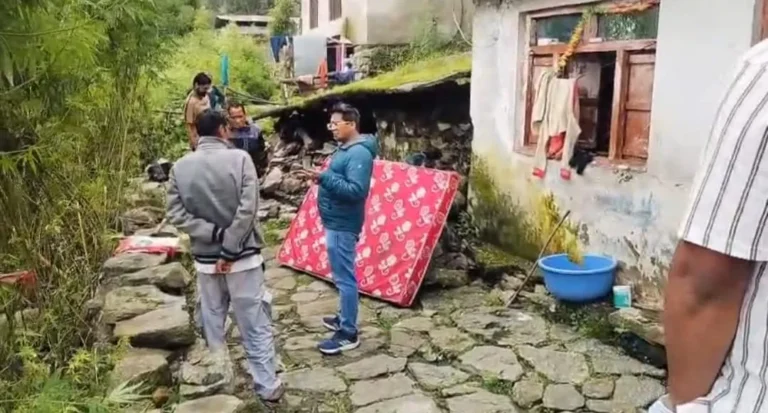 आपदा राहत में देरी पर डीएम सख्त: पिथौरागढ़ में प्रशासन ने पीड़ितों को तत्काल सहायता पहुंचाई