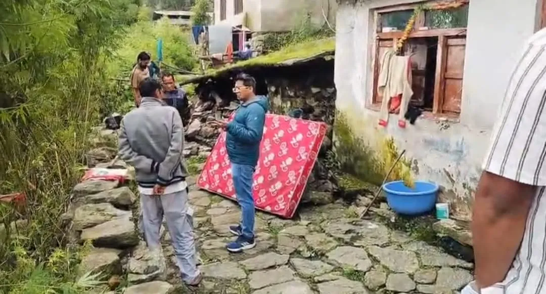 आपदा राहत में देरी पर डीएम सख्त: पिथौरागढ़ में प्रशासन ने पीड़ितों को तत्काल सहायता पहुंचाई