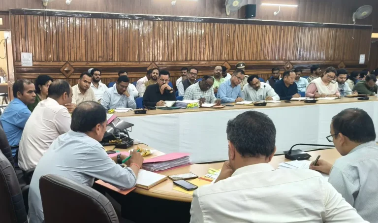 जनसमस्याओं के निस्तारण में लापरवाही: चंपावत में लघु सिंचाई विभाग के अभियंताओं का एक दिन का वेतन रुका