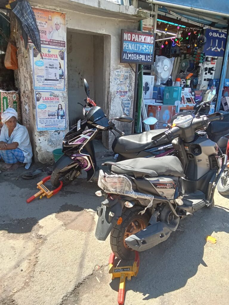 अल्मोड़ा में नो पार्किंग जोन में खड़े 34 वाहन चालकों पर हुई कार्रवाई