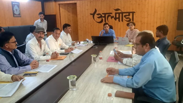 अल्मोड़ा में मतदाता सूची शुद्धिकरण को लेकर जिलाधिकारी ने की राजनीतिक दलों संग बैठक