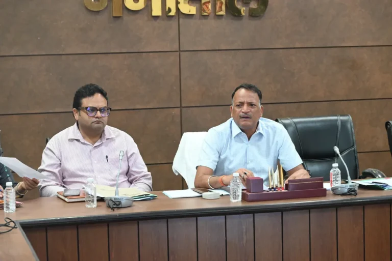 नैनीताल में विकास कार्यों की समीक्षा: मुख्यमंत्री घोषणाओं को समय पर पूरा करने पर जोर