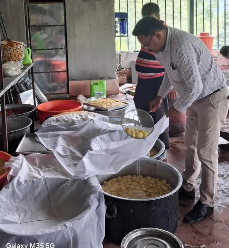 रक्षाबंधन से पहले पिथौरागढ़ में बड़ा एक्शन: दुकानों पर अचानक छापा, सड़े केले-एक्सपायरी घी और मसाले मिले; 11 सैंपल लैब भेजे
