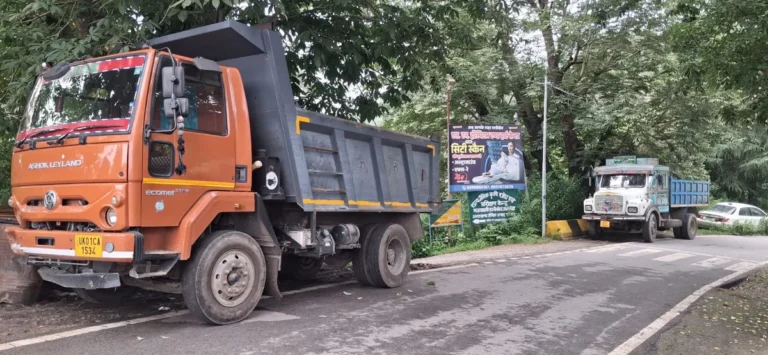 रात के अंधेरे में पत्थर ढोना पड़ा भारी! मजखाली में पुलिस ने दबोचे 2 डंपर, कागज मांगे तो नहीं दिखा सके चालक