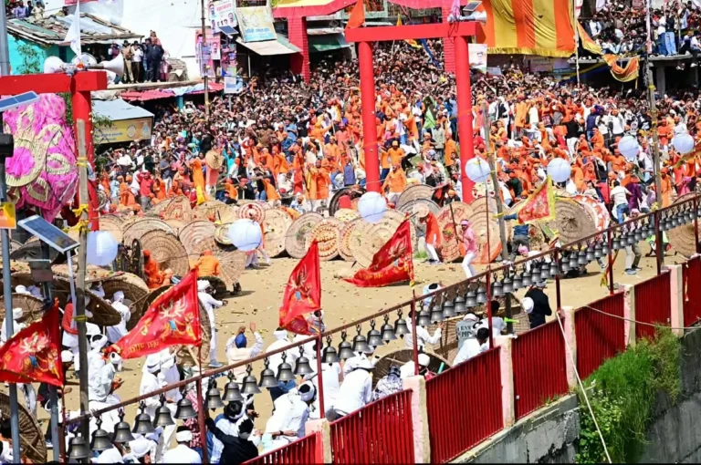 देवीधुरा में फलों-फूलों से बरसी बग्वाल, मुख्यमंत्री ने की नगर पंचायत बनाने की घोषणा