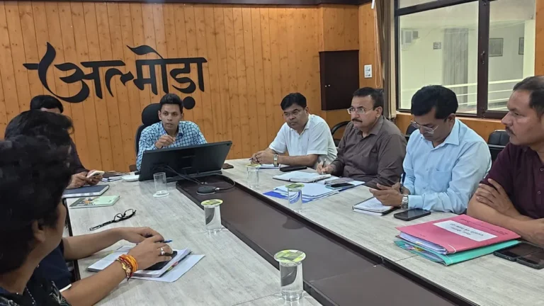 अल्मोड़ा में अतिवृष्टि की चेतावनी: डीएम ने बुलाई आपात बैठक, 2 सितंबर को स्कूल-आंगनबाड़ी केंद्र बंद