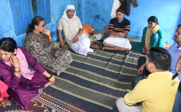 कैबिनेट मंत्री रेखा आर्या ने अल्मोड़ा के वड्यूडा गांव पहुंचकर भूस्खलन प्रभावित परिवारों को बांटी राहत सामग्री
