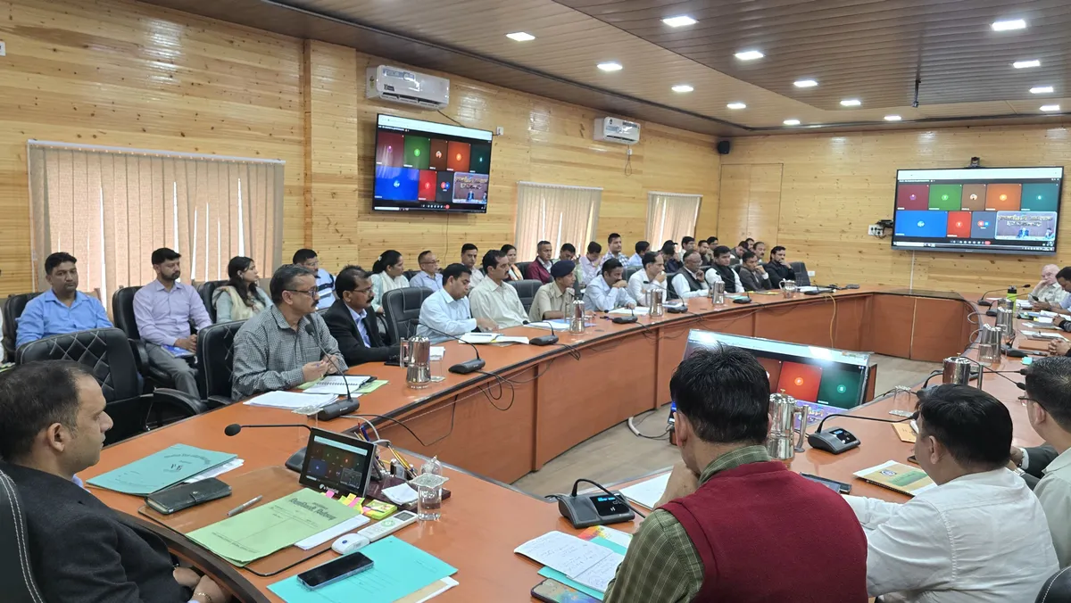 पिथौरागढ़ में सड़कों को गड्ढामुक्त करने के जिलाधिकारी के कड़े निर्देश, खराब मौसम को बहाना बनाने पर अधिकारियों को चेतावनी