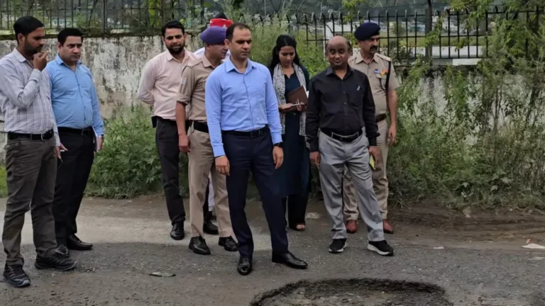 पिथौरागढ़: पण्डा बाईपास की सड़कों के गड्ढों पर जिलाधिकारी सख्त, विभाग को दिए सुधारीकरण के निर्देश