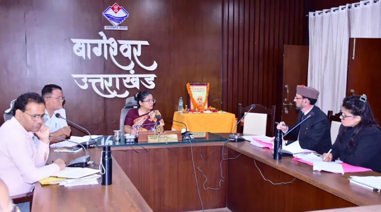 जिलाधिकारी ने राजस्व संवर्द्धन और लंबित प्रकरणों के त्वरित निस्तारण पर दिए निर्देश