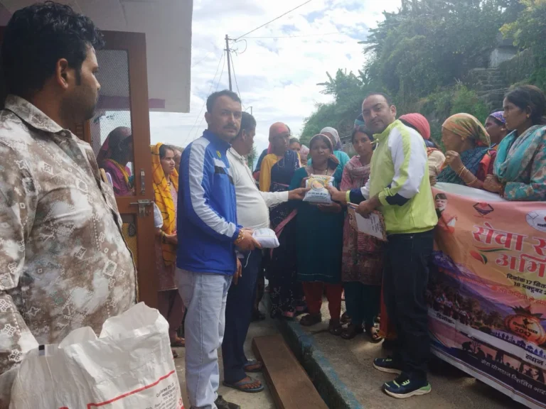 चंपावत: मडूआ में 'सेवा संकल्प अभियान' के तहत 90 से अधिक ग्रामीणों को मिले उन्नत प्याज बीज