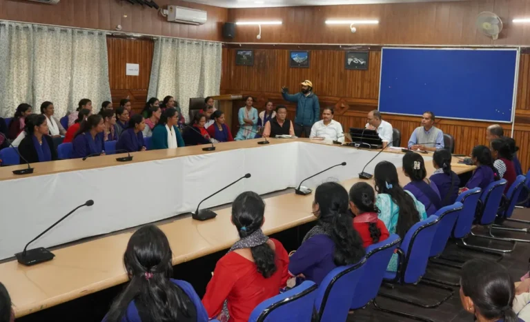 आंगनबाड़ी कार्यकत्रियों ने जिलाधिकारी को सौंपा ज्ञापन, मांगा मानदेय वृद्धि और सेवानिवृत्ति पर एकमुश्त राशि