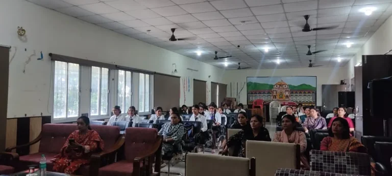 मानसिक स्वास्थ्य कार्यशाला में युवाओं को तनाव प्रबंधन और योग का महत्व समझाया गया
