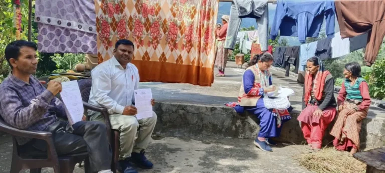 मतदाता सूची पुनरीक्षण: घर-घर जाकर पात्र नागरिकों की पहचान कर रहे बीएलओ