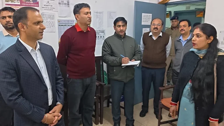 जिलाधिकारी ने विकास भवन का किया औचक निरीक्षण, अनुपस्थित कर्मियों पर कार्रवाई के निर्देश