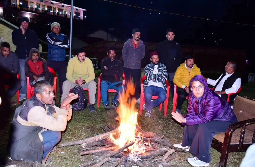 जिलाधिकारी ने खातीगांव में सुनीं जनसमस्याएं, सुविधाओं को बेहतर बनाने के निर्देश