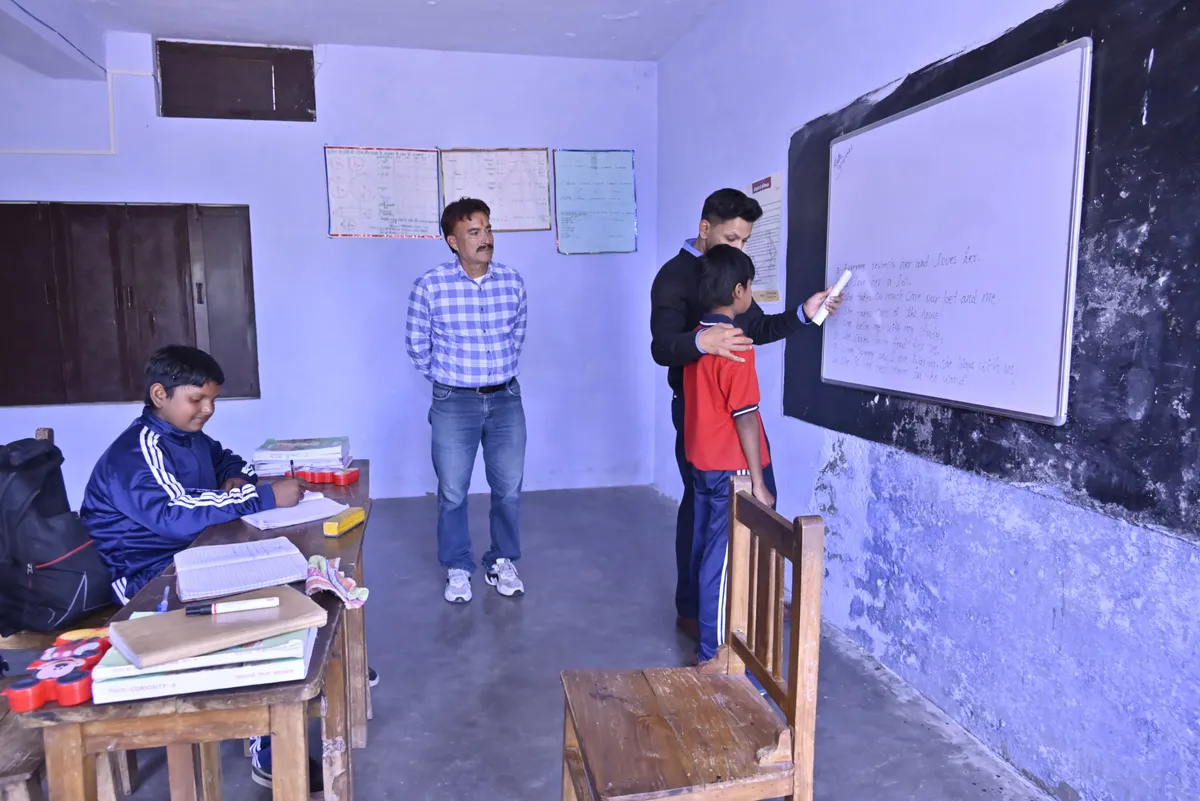 जिलाधिकारी ने बालिका विद्यालय का निरीक्षण कर शिक्षा व्यवस्था का लिया जायजा