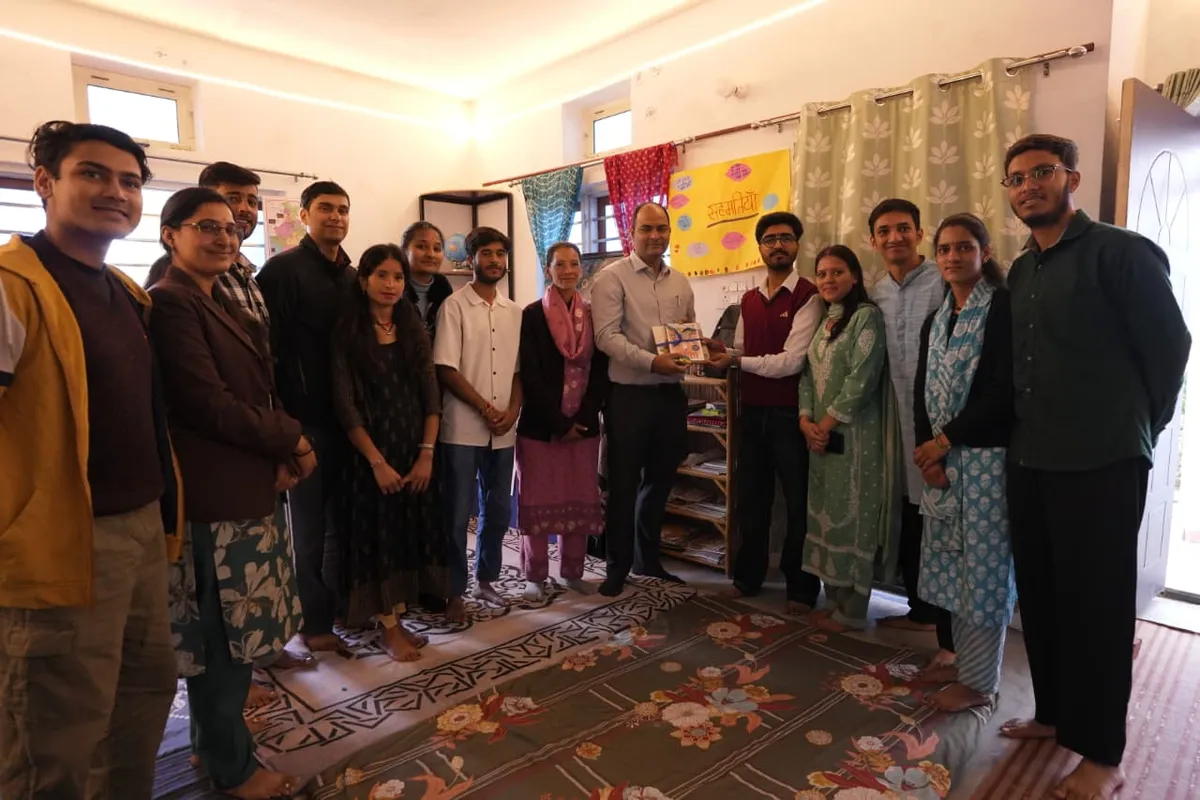 रंग कारवाँ स्थापना दिवस पर केंद्र पहुंचे डीएम मनीष कुमार, बच्चों की शिक्षा और युवाओं के विकास के लिए सहयोग पर हुई चर्चा