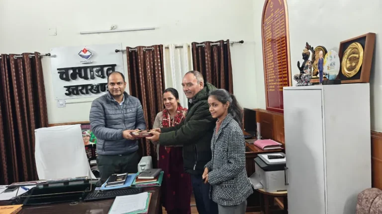 सोलर कार बनाने वाले युवा राहुल नरियाल को जिलाधिकारी ने किया सम्मानित