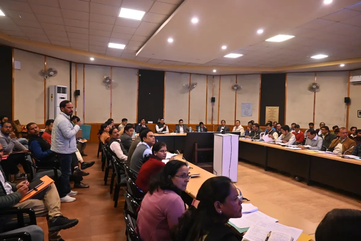 विकास योजनाओं की समीक्षा: प्रभारी सचिव ने क्रियान्वयन और गुणवत्ता पर दिया जोर