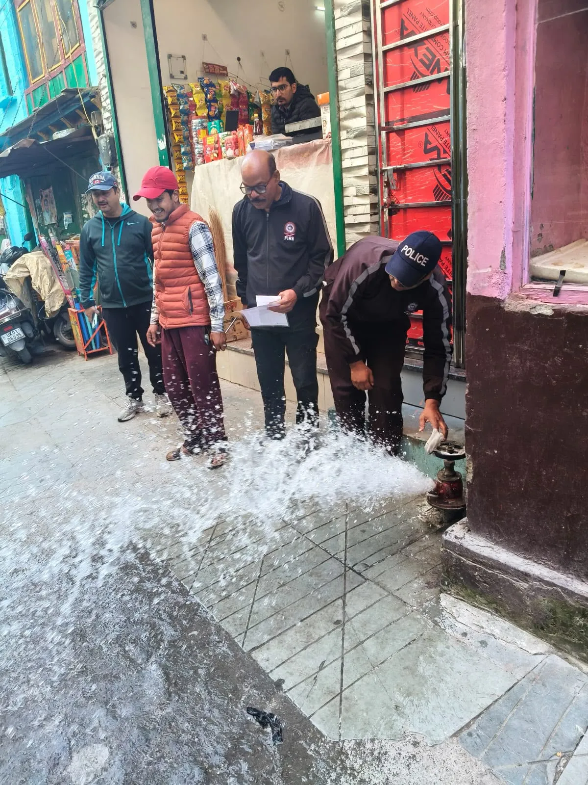 दीपावली से पहले अल्मोड़ा पुलिस का फायर सेफ्टी अलर्ट, हाइड्रेंटों की जांच