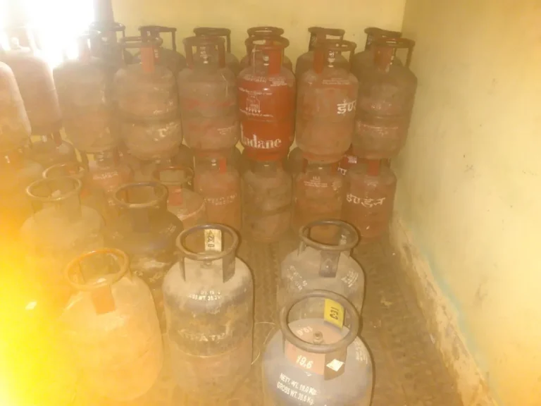 देहरादून में घरेलू गैस सिलेंडरों के दुरुपयोग पर कार्रवाई, 104 सिलेंडर जब्त