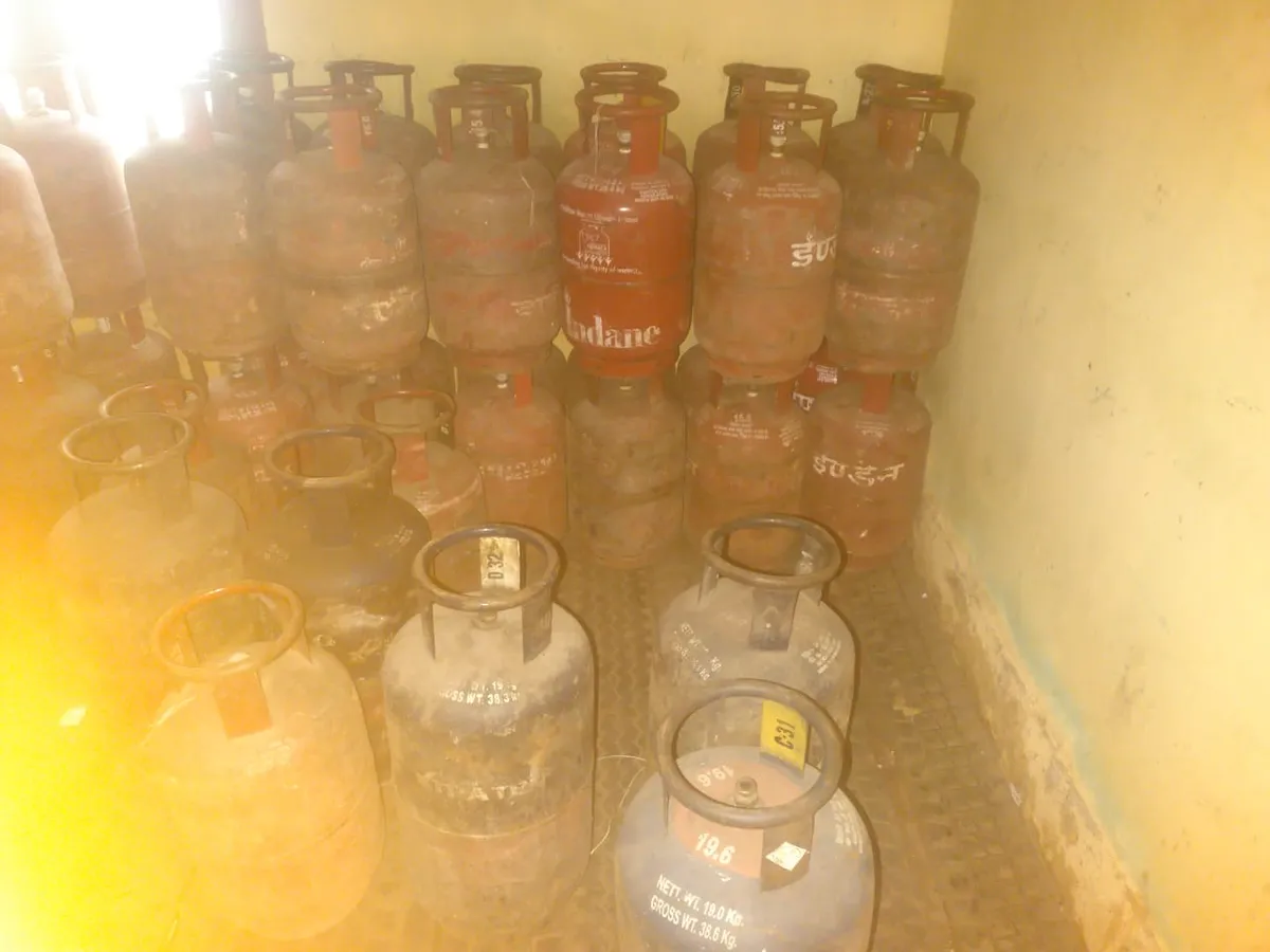 देहरादून में घरेलू गैस सिलेंडरों के दुरुपयोग पर कार्रवाई, 104 सिलेंडर जब्त