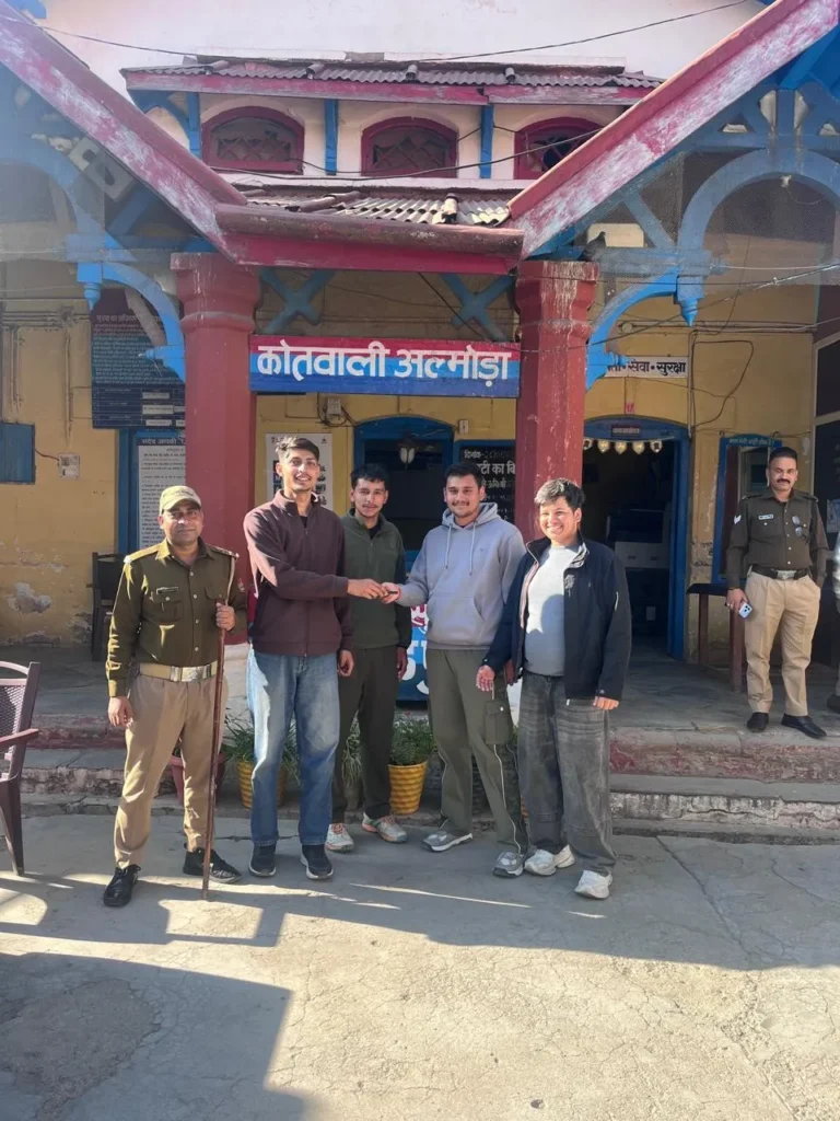 अल्मोड़ा पुलिस ने लौटाया आईफोन 16, मालिक के चेहरे पर लौटी मुस्कान