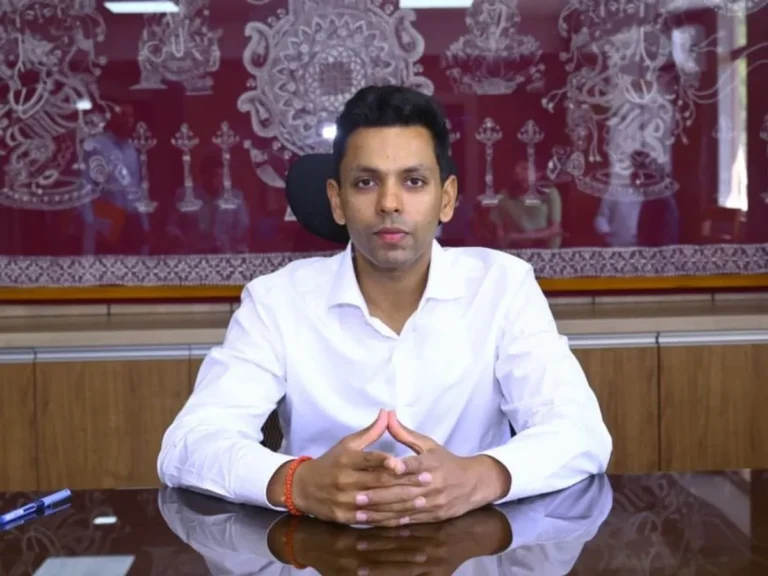 मतदान केंद्रों पर न्यूनतम सुविधाओं की समीक्षा, उपजिलाधिकारियों के साथ जिलाधिकारी की वर्चुअल बैठक