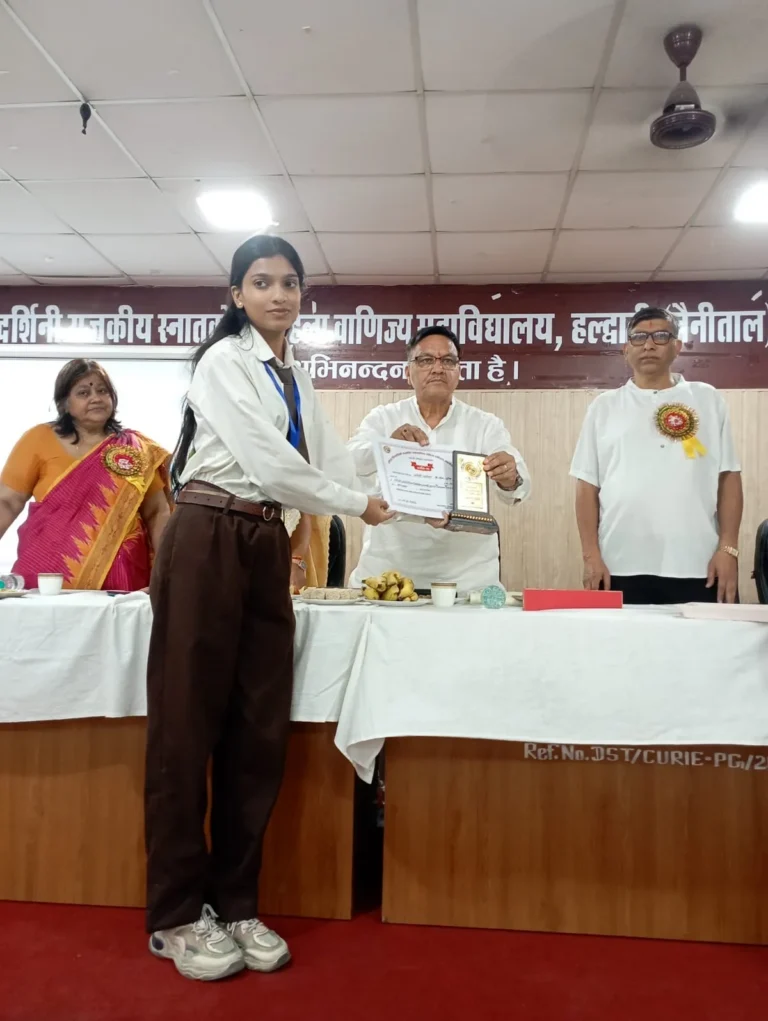 सेवा संकल्प अभियान के तहत छात्राओं को किया सम्मानित, महाविद्यालय परिसर की समस्याओं को लेकर सौंपा ज्ञापन